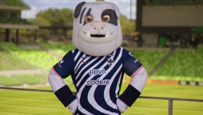 ¿Monty es Team Mar? La mascota de Rayados bailó el 'Gallinazo' de Mario Bezares