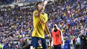 'Chicote' Calderón 'se toma' una cerveza en pleno partido de Cruz Azul vs América