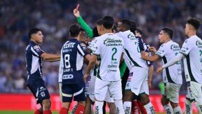 Rayados, en un partido de tres rojas, vence a León y asegura Liguilla Directa