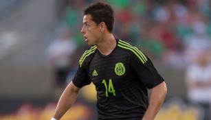 Chicharito Hernández en un partido con la selección mexicana