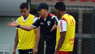 Osorio dando indicaciones en un entrenamiento del Sao Paulo