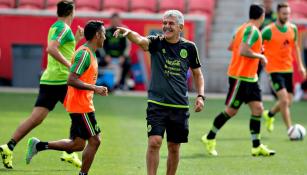 Tuca Ferretti en un entrenamiento con el Tri