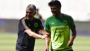 Carlos Vela platica con Tuca en práctica del Tri