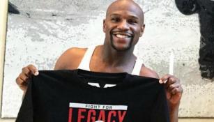 Floyd Mayweather, con la playera de su despedida