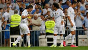 Jugadores del Real Madrid festejan un gol