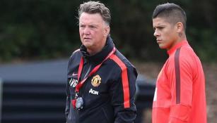 Van Gaal y Marcos Rojo en un entrenamiento del United 