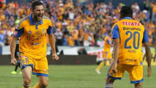 Gignac y Aquino celebran en un juego de Tigres