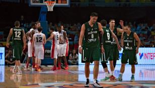 Los jugadores mexicanos lamentando la derrota contra Canadá