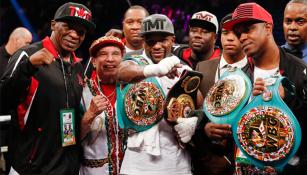 Mayweather presume sus cinturones de Campeón