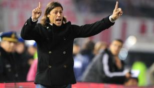 Matías Almeyda da indicaciones