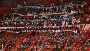 Aficionados de River apoyan durante la Final de Libertadores