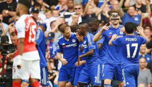 Jugadores de Chelsea celebran juntos el gol de Hazard