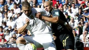 Benzema cubre el balón en juego contra el Granada