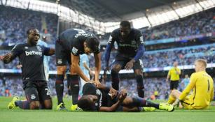 Jugadores del West Ham celebran a lado de Hart