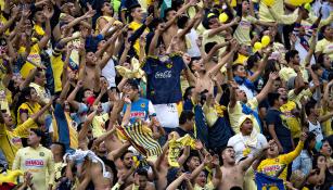 Aficionados del América apoyan a su equipo 