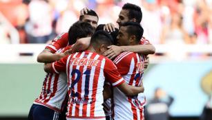 Jugadores de Chivas festeja un gol contra Gallos Blancos 