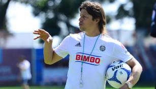 Almeyda da indicaciones en entrenamiento de Chivas