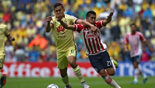 Andrés Andrade y José Ramírez pelean un balón