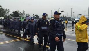 Los policías formados afuera del estadio Azteca 