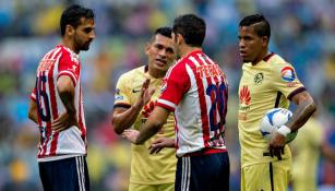 Jugadores de Chivas discuten con elementos americanistas