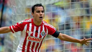 Omar Bravo festeja su segundo gol frente a las Águilas