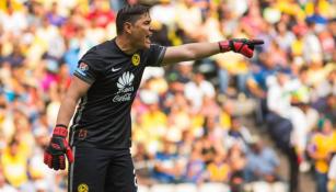 Moisés Muñoz da indicaciones en juego de América