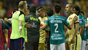 Jugadores de León y América se confrontan