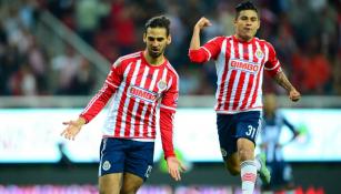 Raúl López festeja su gol contra Chivas