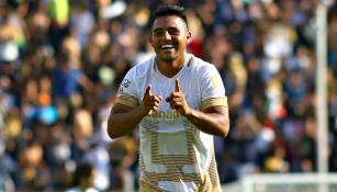 Javier Cortés celebra un gol en un partido de Pumas