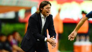 Almeyda, dirigiendo un partido