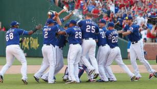 Los Rangers de Texas festejan tras conseguir su título de división