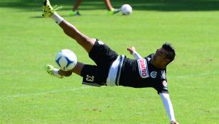 Marco Fabián intenta chilena en práctica de Chivas