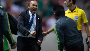 Potro Gutiérrez festeja un gol de México