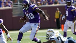 Adrian Peterson evita una tacleada 