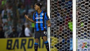 Ronaldinho en un partido con el Querétaro