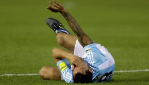 Carlos Tévez golpeado en el partido contra Paraguay