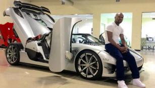 Mayweather posa sobre uno de sus autos