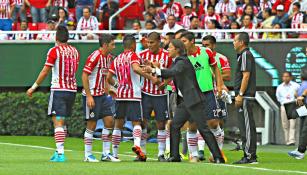 Matías Almeyda, da instrucciones en un partido de Chivas