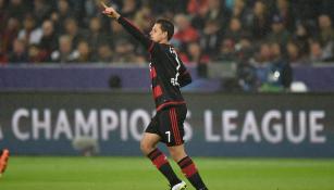 Chicharito celebra su primer gol contra la Roma