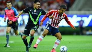 Ponce intenta proteger el balón