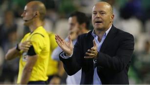 Pepe Mel dirige al Betis en partido de la Liga de España