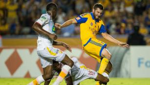 Gignac pelea por el balón en juego contra Herediano