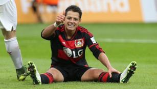 Chicharito se sienta en el césped