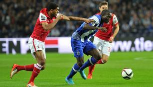 Aboubakar lucha por el balón en el partido contra Braga