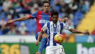 Carlos Vela cubre el balón en juego contra Levante 