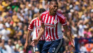 Carlos Salcido en un partido con Chivas