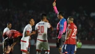 Christian Cueva recibiendo la tarjeta roja en el duelo contra Veracruz