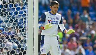 Jesús Corona, en partido con Cruz Azul