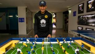 Ambriz juega 'futbolito' en Coapa