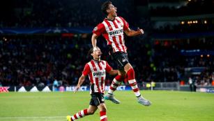 Héctor Moreno celebra un gol con el PSV